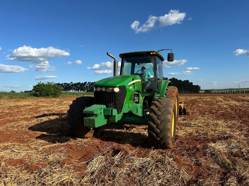 TRATOR AGRÍCOLA JOHN DEERE