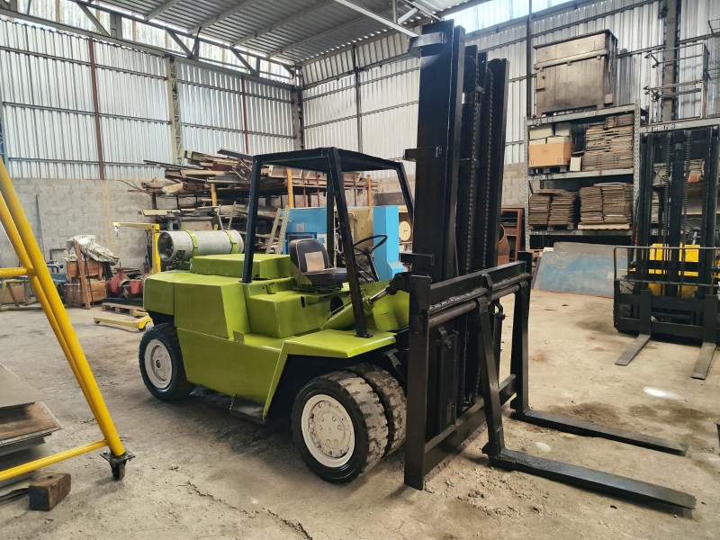 EMPILHADEIRA CLARK C/ CAPACIDADE DE APROX. 7 TON